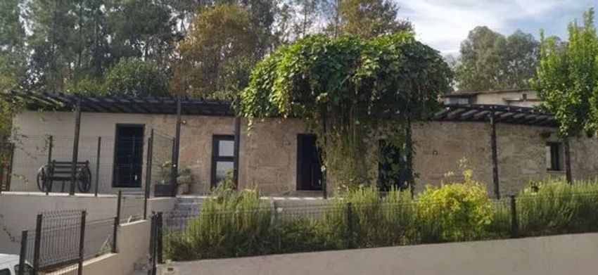 Excelente Moradia Independente T3 em Pedra com Jardim e Terreno Urbano, Sabariz - Vila Verde!