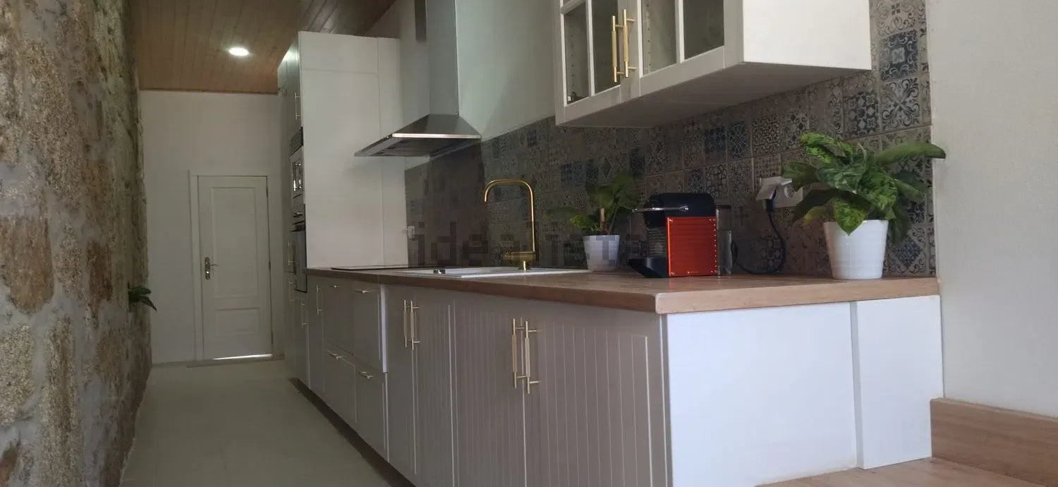 Excelente Moradia Independente T3 em Pedra com Jardim e Terreno Urbano