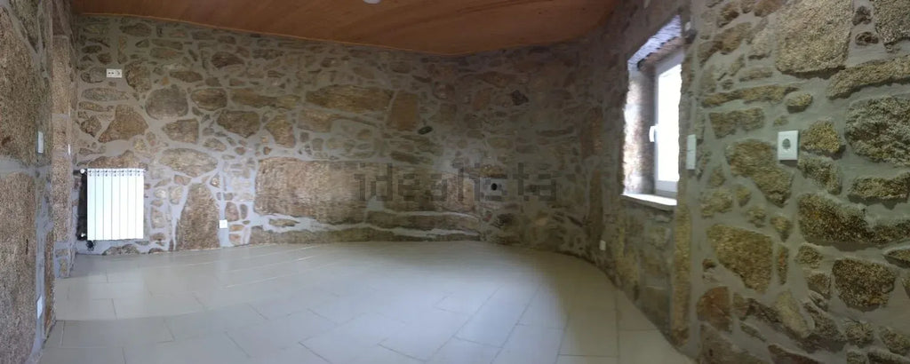 Excelente Moradia Independente T3 em Pedra com Jardim e Terreno Urbano, Sabariz - Vila Verde!