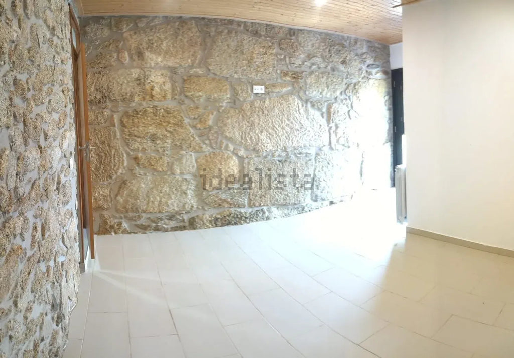 Excelente Moradia Independente T3 em Pedra com Jardim e Terreno Urbano, Sabariz - Vila Verde!