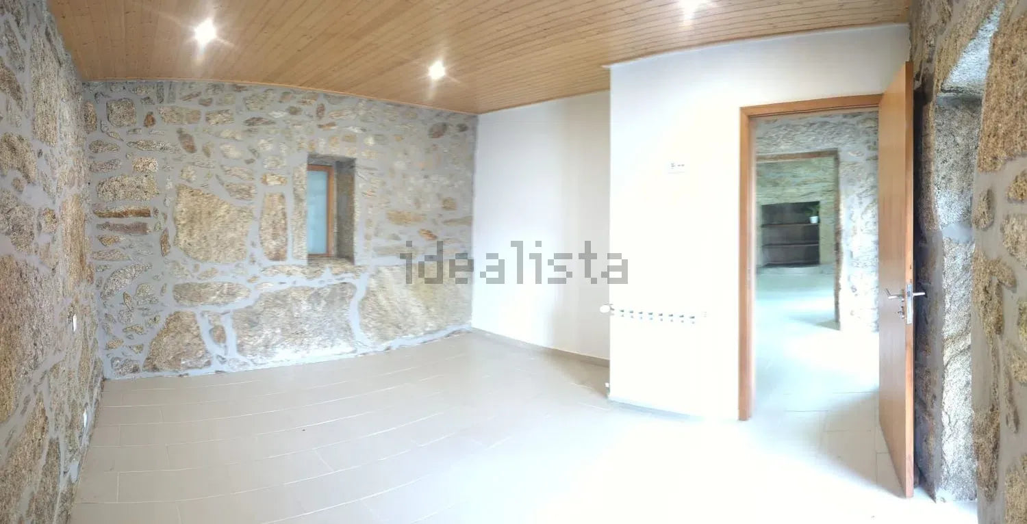 Excelente Moradia Independente T3 em Pedra com Jardim e Terreno Urbano